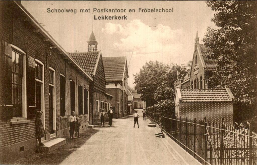 Lekkerkerk - Schoolweg - Postkantoor en Fröbelschool, Verzamelen, Ansichtkaarten | Nederland, Ophalen of Verzenden, Voor 1920