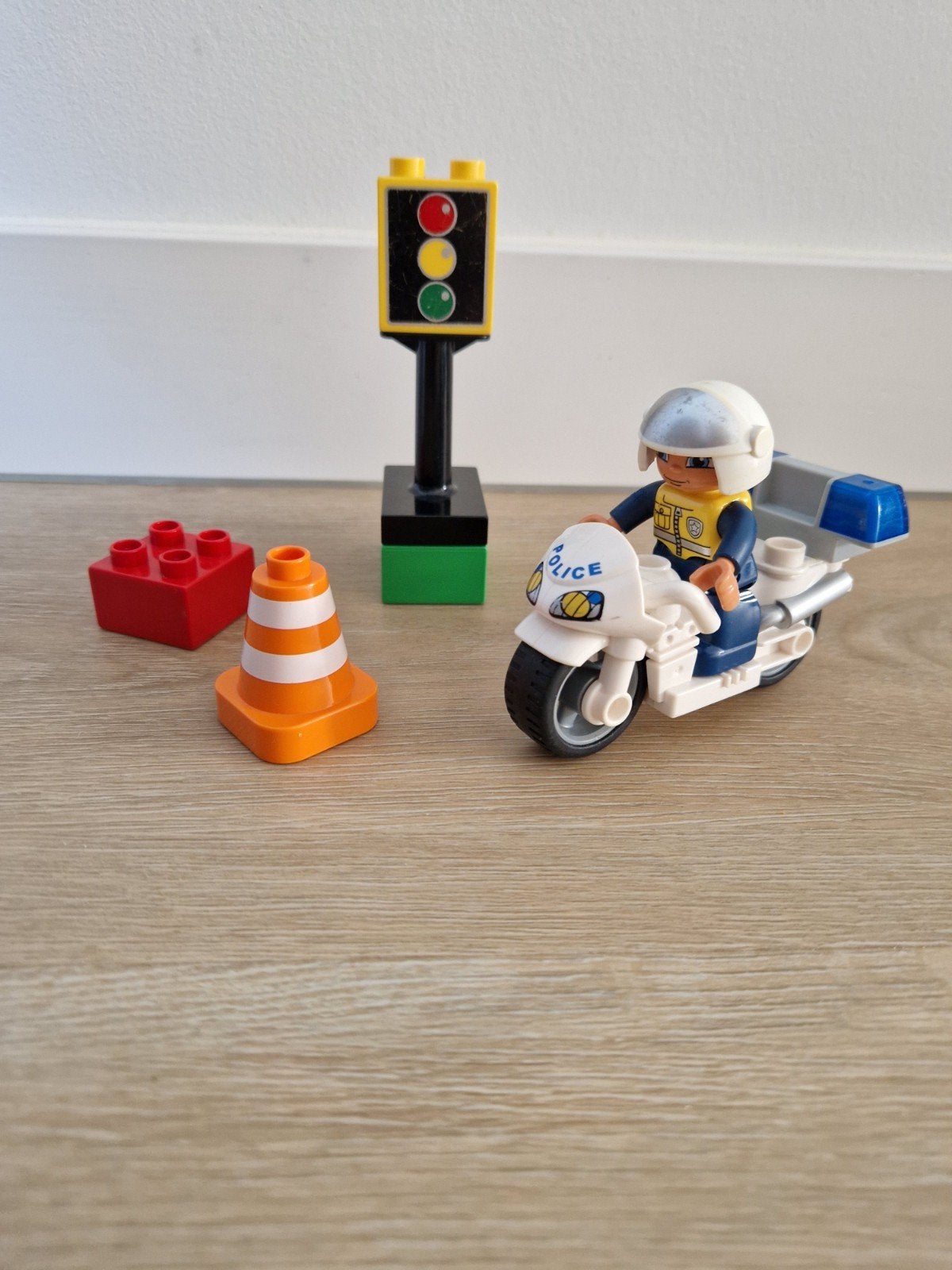 LEGO Duplo Politie Motor met Agent en Verkeerslicht, Ophalen of Verzenden, Zo goed als nieuw