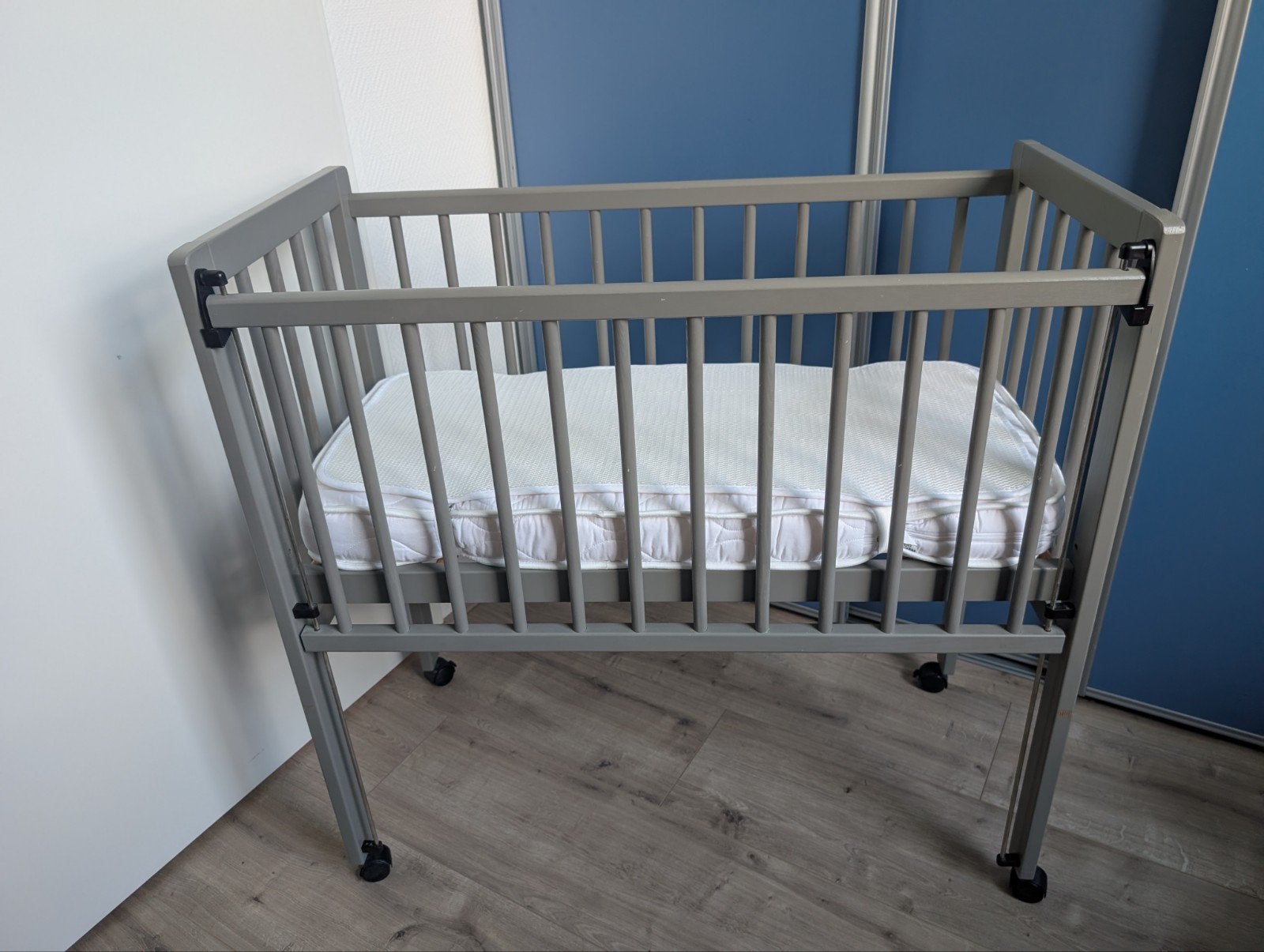 Cosleeper grijs hout met wieltjes en verstelbare bodem, Ophalen, Zo goed als nieuw, Wieg