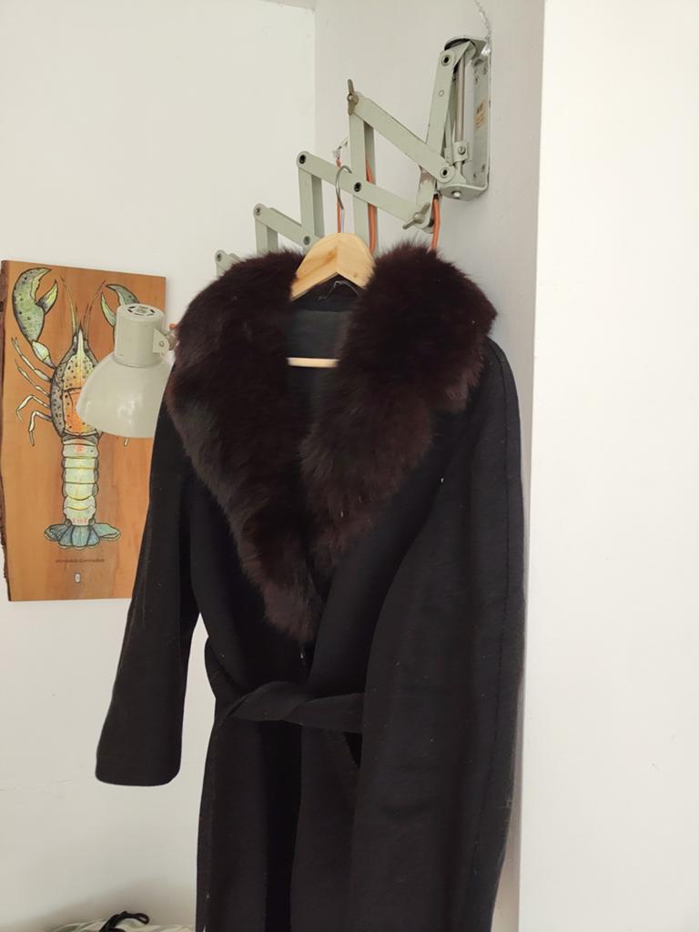 Gevoerde Zwarte Vintage Jas met echte Bontkraag, Maat 38/40 (M), Zwart, Ophalen of Verzenden, Onbekend