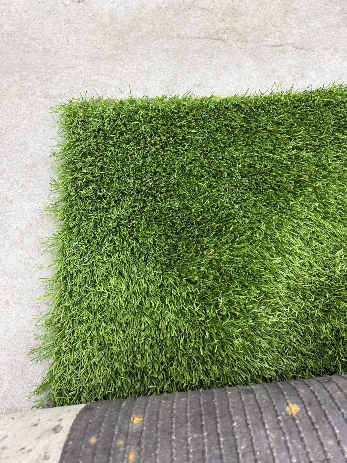 Gebruikt kunstgras - 4 meter breed - €10,- per m2, Ophalen of Verzenden, Nieuw, 20 m² of meer
