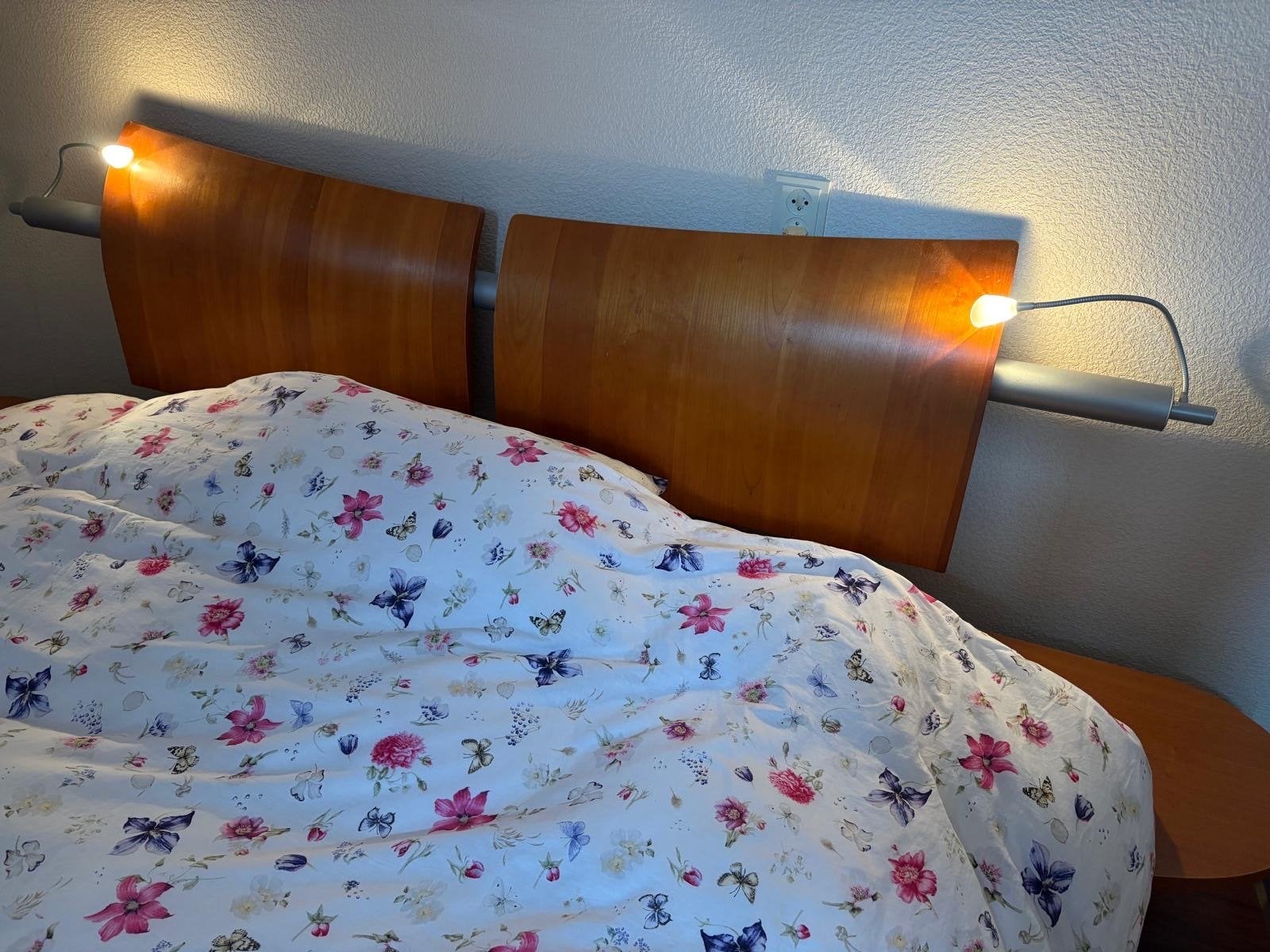 Kersenhouten tweepersoonsbed met leeslampjes, Huis en Inrichting, Gebruikt, Bruin, Tweepersoons, Ophalen of Verzenden