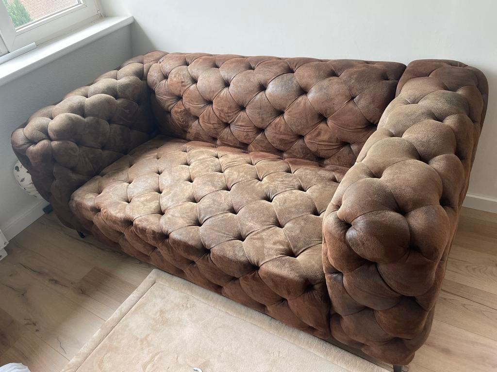 Chesterfield 2-zitsbank in bruin, Ophalen, 150 tot 200 cm, Tweepersoons, Zo goed als nieuw