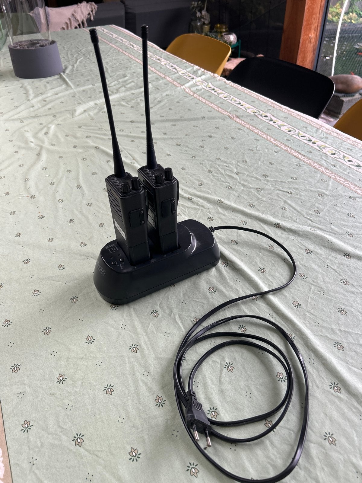 Kenwood Portofoons met Oplader - Set van 2, Ophalen of Verzenden, Gebruikt, 2 to 5 km, Portofoon of Walkie-talkie
