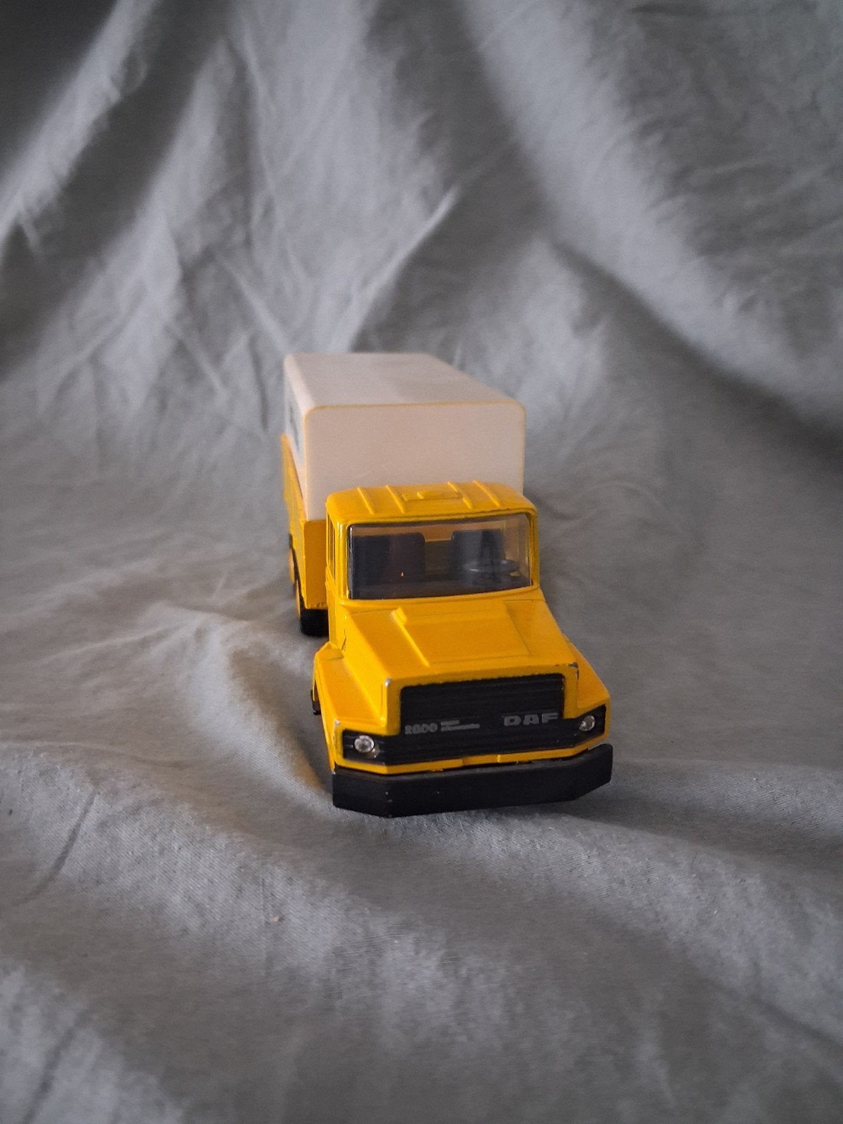 DAF Trucks Modelauto - Gele Vrachtwagen, Ophalen of Verzenden, Zo goed als nieuw, Overige merken