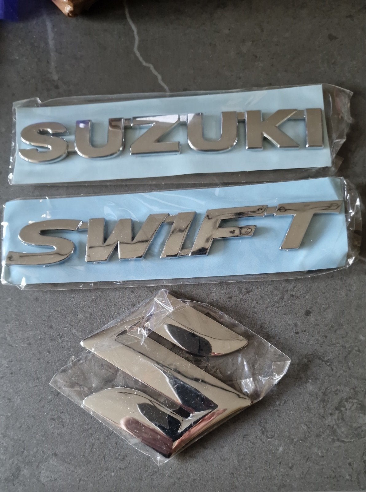 Nieuwe Suzuki Swift logo's en emblemen, Ophalen of Verzenden