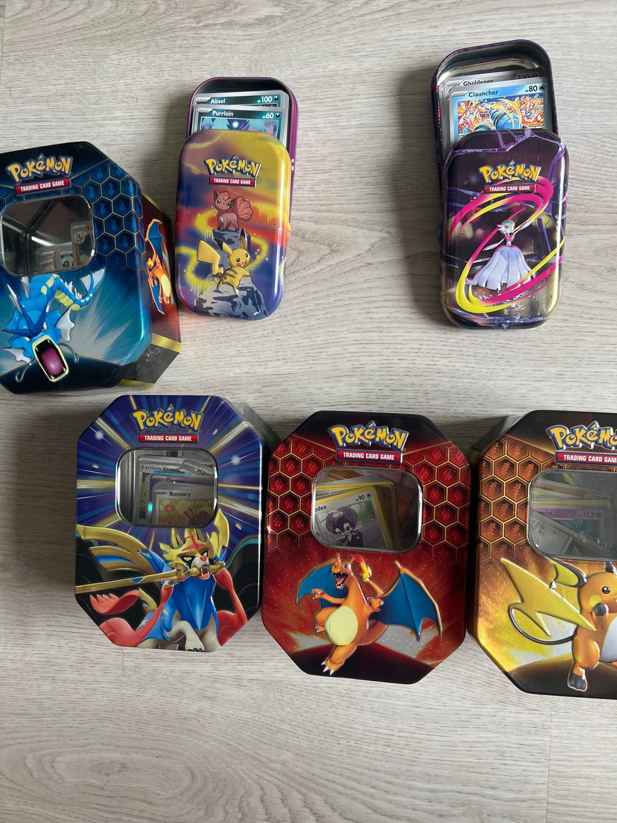 Leuke Pokémon Tins met 50 kaarten per stuk, Hobby en Vrije tijd, Verzamelkaartspellen | Pokémon, Ophalen of Verzenden, Zo goed als nieuw