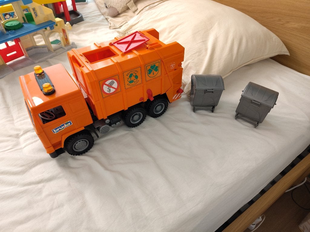Bruder vuilniswagen recycling truck met 2 afvalcontainers, Ophalen, Gebruikt