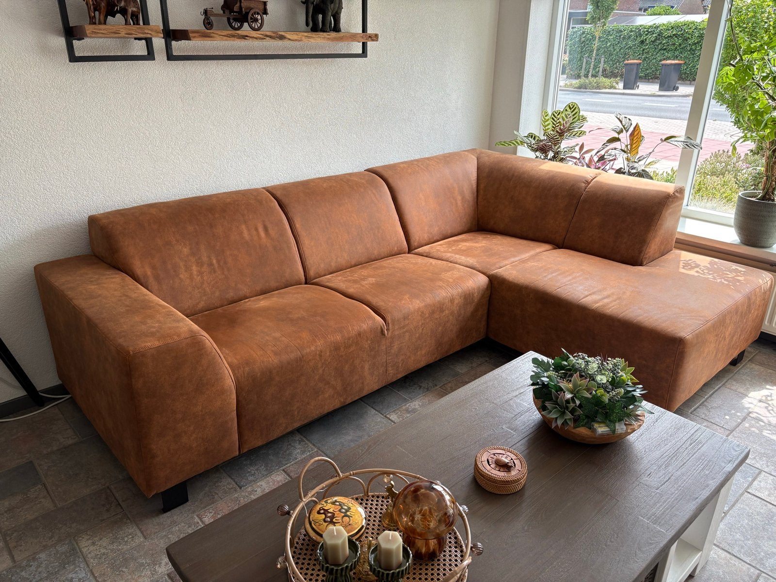 Moderne hoekbank in cognac kleur, Ophalen, 250 tot 300 cm, Hoekbank, Zo goed als nieuw