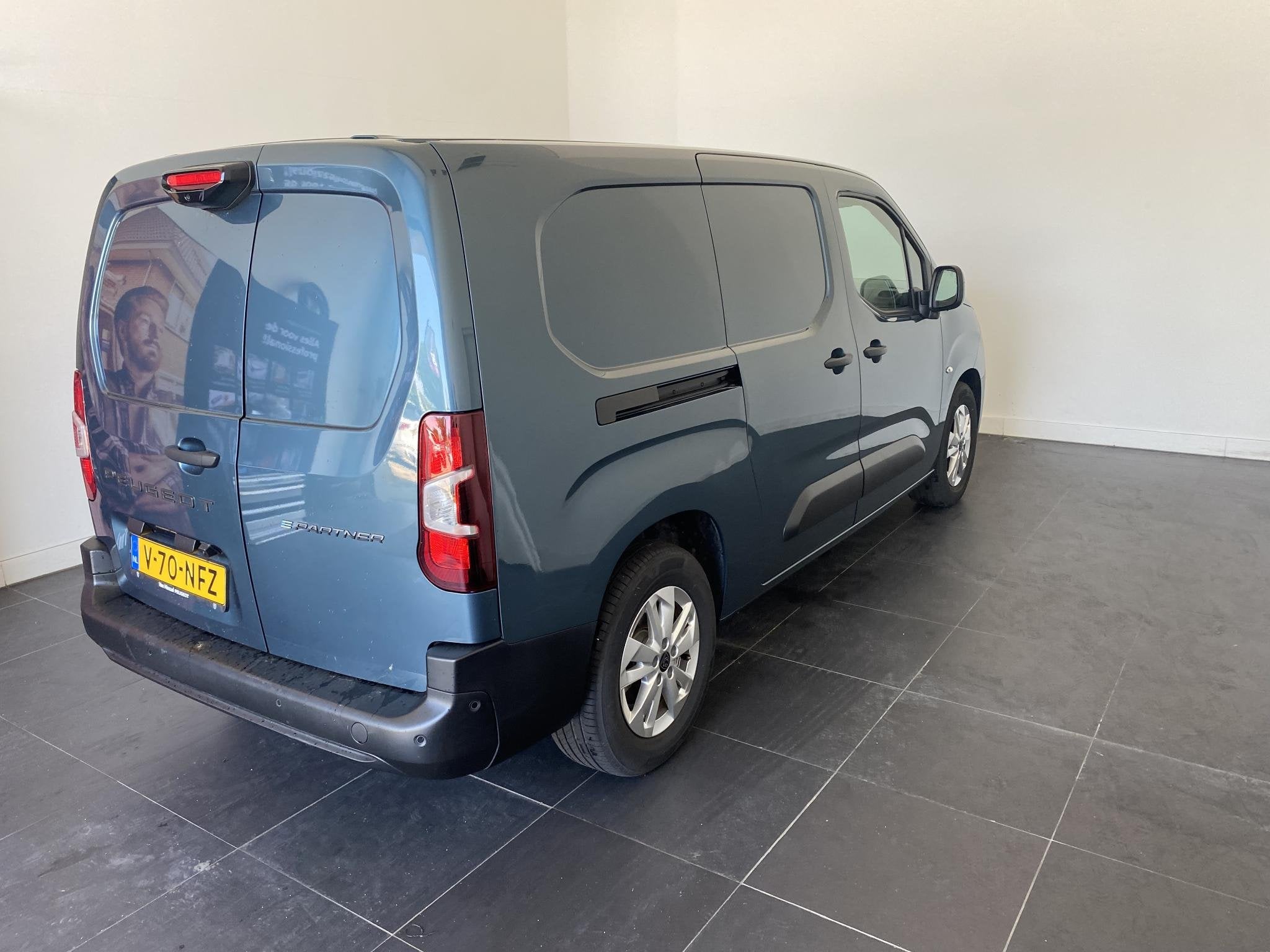 Peugeot e-Partner 136 L2 50 kWh | DEMO | AUTOMAAT |STUURVERW, Auto's, Bestelauto's, 750 kg, Blauw, Origineel Nederlands, Grijs