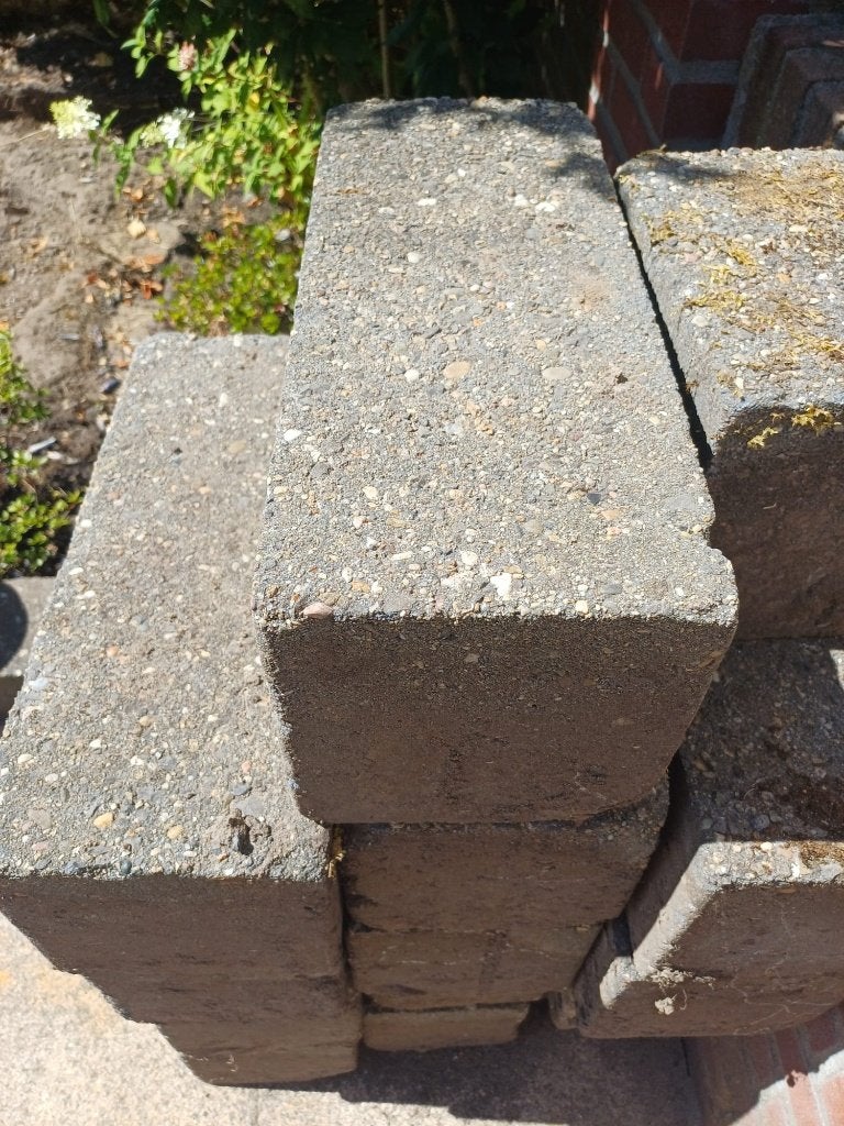 GRATIS - ca 40 betonnen bielzen, Ophalen, Gebruikt, Biels, Minder dan 25 cm