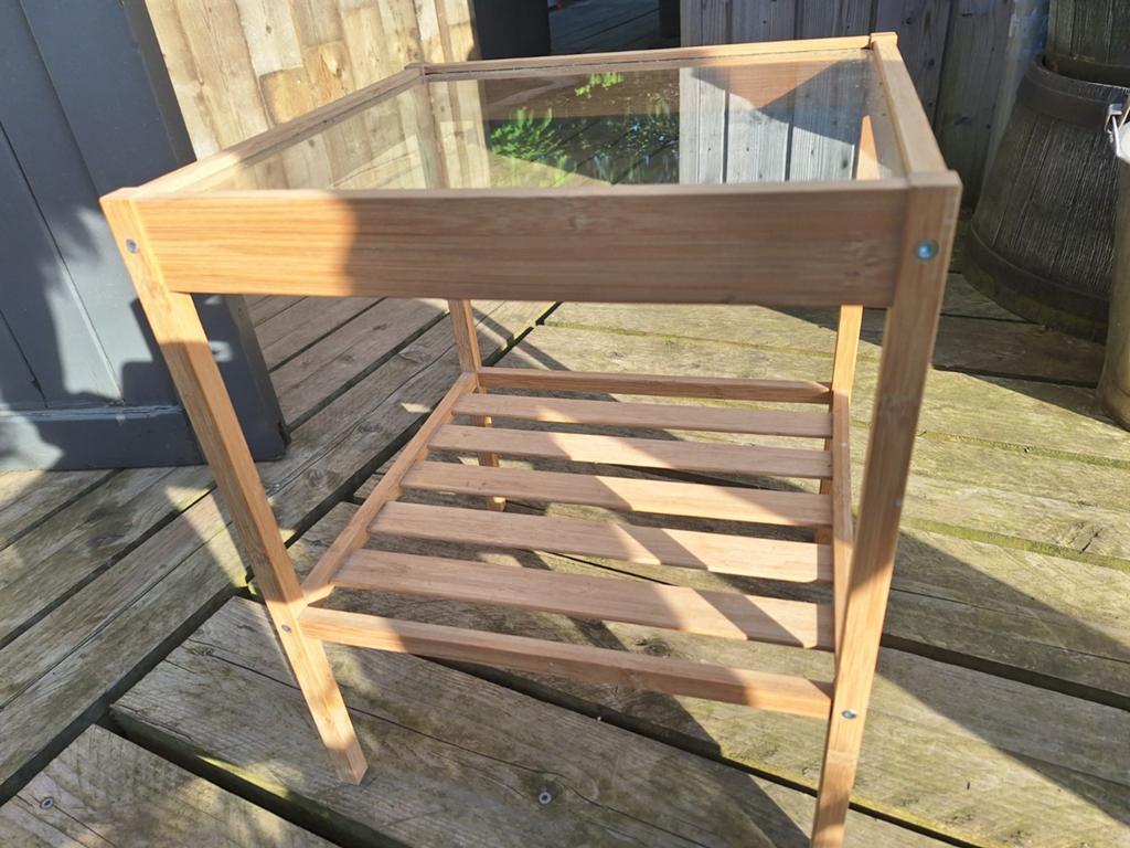 Houten bijzettafel met glazen blad, Huis en Inrichting, Tafels | Bijzettafels, Minder dan 55 cm, Modern, Scandinavisch, Vierkant
