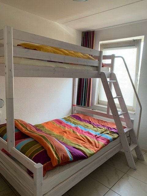Zo goed als nieuw 3-persoons stapelbed met matrassen, Ophalen, Tweepersoons, 140 cm, Zo goed als nieuw