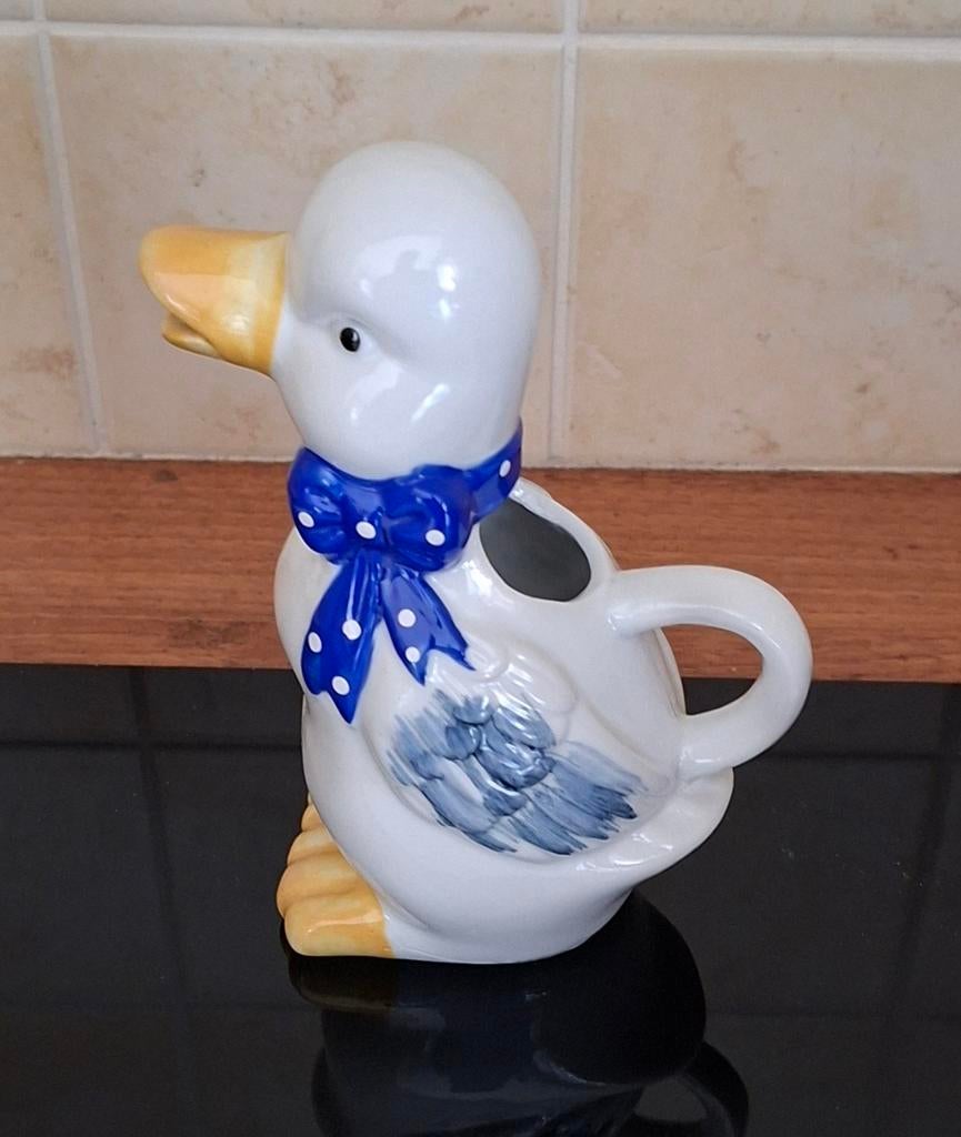 Melkkan eend met blauwe strik, Verzenden