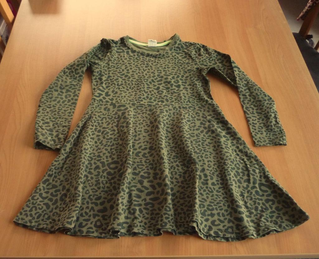 Kaki groen kleed jurk zwarte luipaard print Hema Mt 122/128, Ophalen of Verzenden, Zo goed als nieuw, Meisje, Jurk of Rok