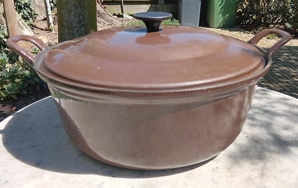 LE CREUSET faitout chocolade bruin gietijzer Ø32 (G345), Huis en Inrichting, Keuken | Potten en Pannen, Gebruikt, Koekenpan of Braadpan