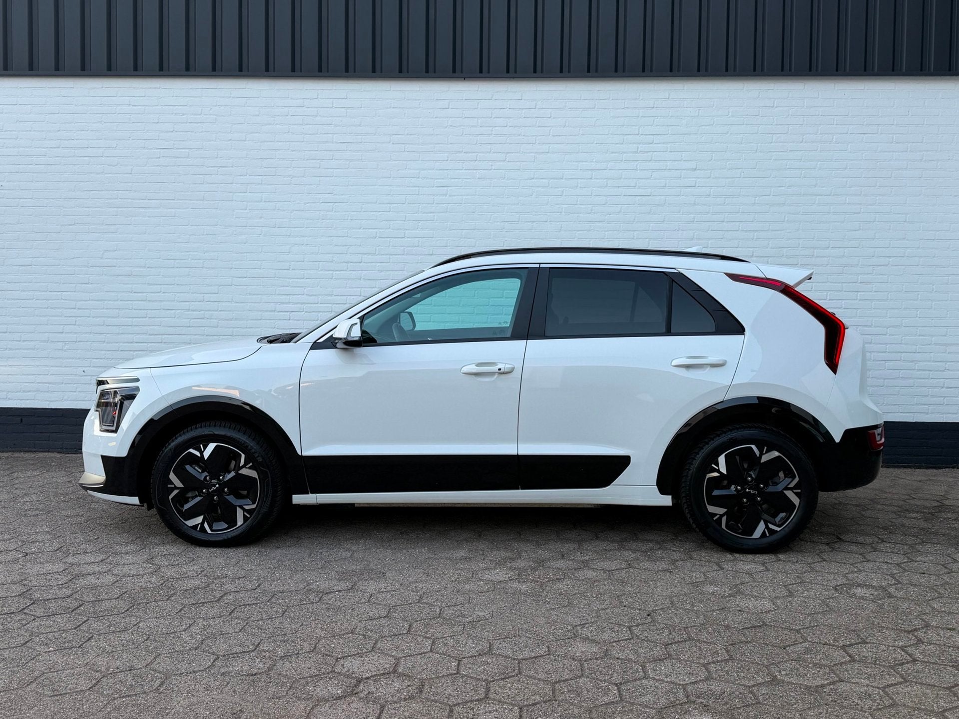 Kia Niro EV DynamicPlusLine 64.8 kWh WARMTEPOMP l SOH 100%!, Auto's, Gebruikt, Leder en Stof, Wit, Origineel Nederlands