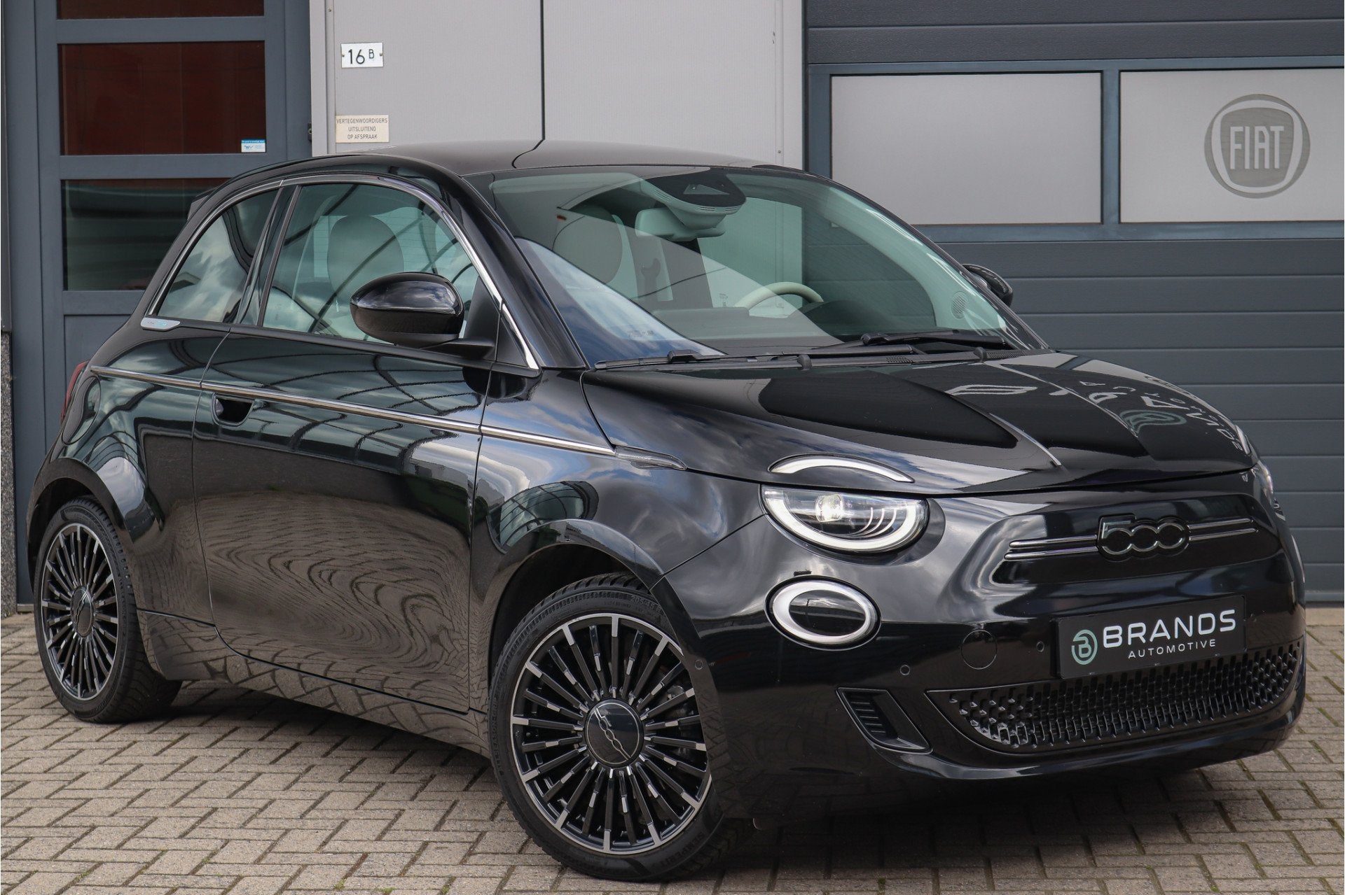 Fiat 500E La Prima 42 kWh 1e eig Vol opties 118pk Garantie, Dealer onderhouden, Gebruikt, Met garantie (alle), 4 stoelen
