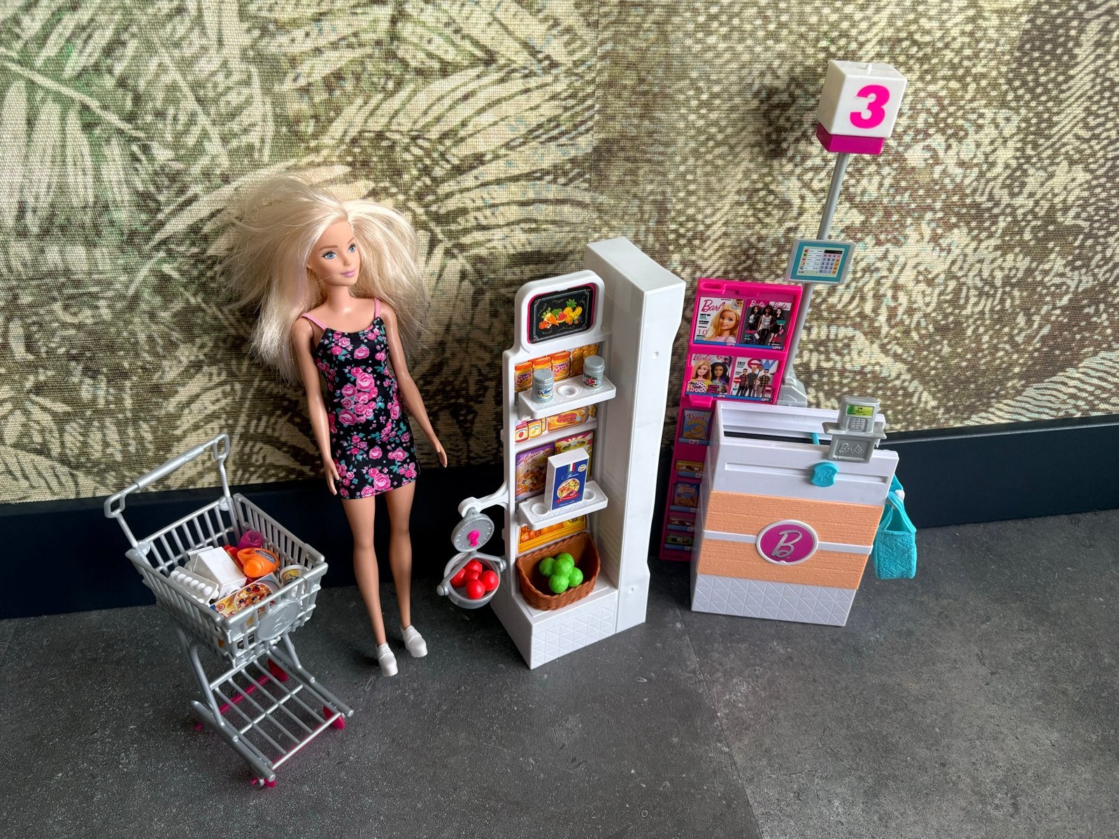 Barbie supermarkt speelset met pop en accessoires, Kinderen en Baby's, Speelgoed | Poppen, Ophalen of Verzenden, Zo goed als nieuw