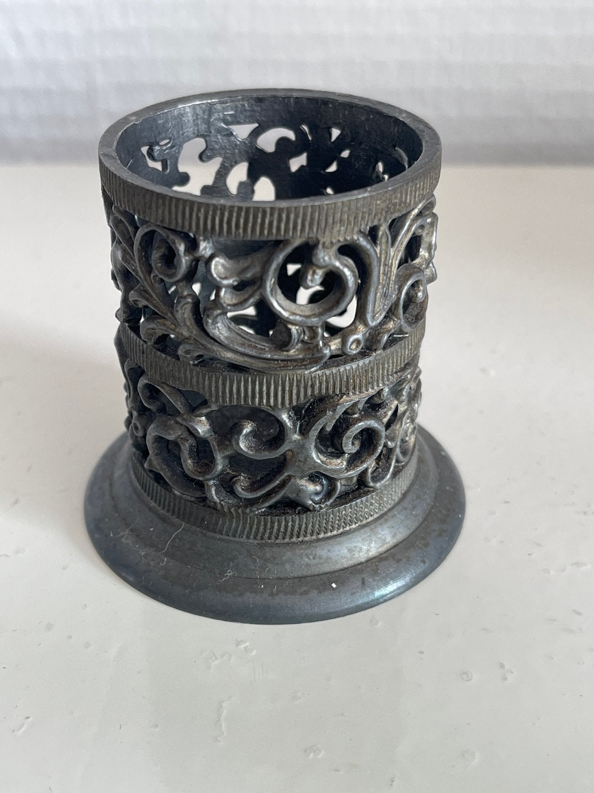 Antieke tinnen houder met sierlijk filigraan, Antiek en Kunst, Antiek | Tin, Ophalen of Verzenden