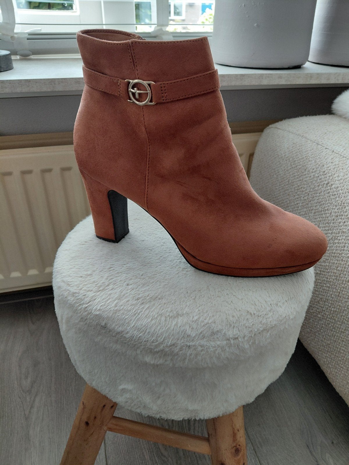 Tamaris enkellaars suède cognac mt41, Ophalen, Zo goed als nieuw, Bruin