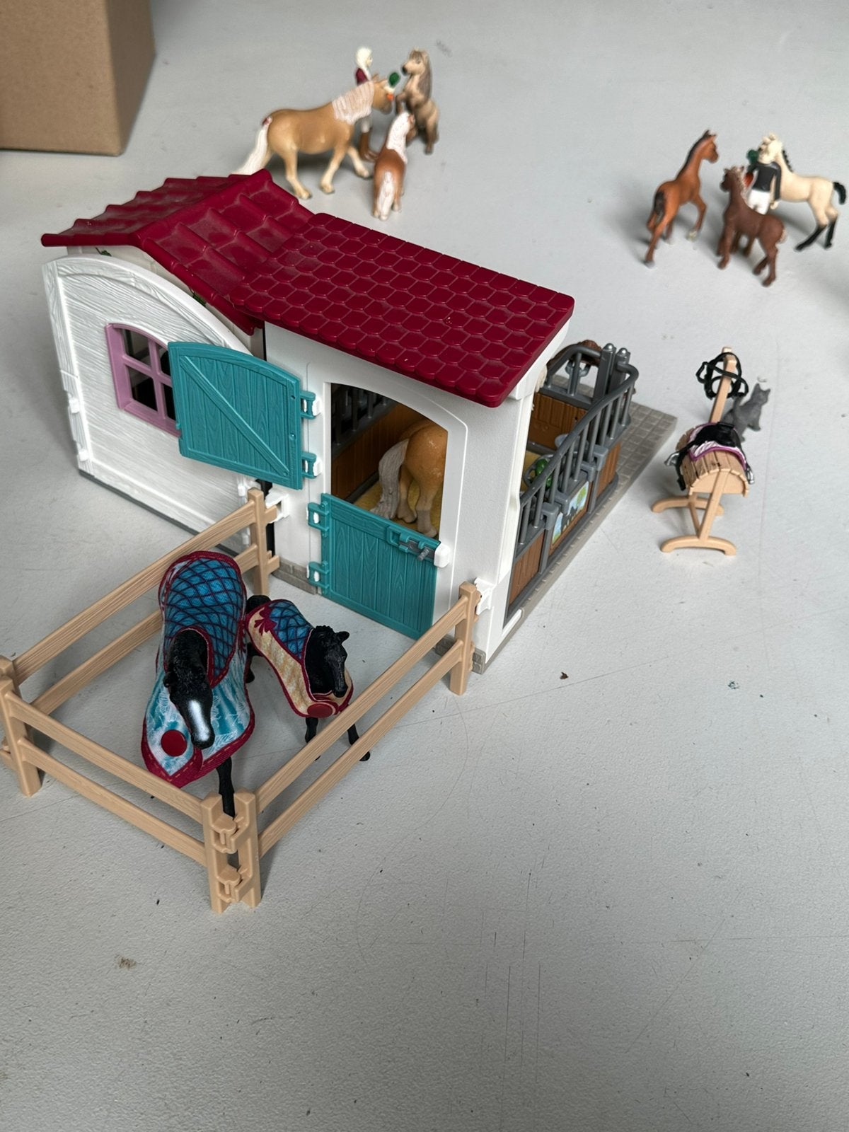 Sleigh paarden en 2 paardenboxen, Verzamelen, Dierenverzamelingen, Ophalen of Verzenden, Zo goed als nieuw, Paard, Beeldje of Figuurtje