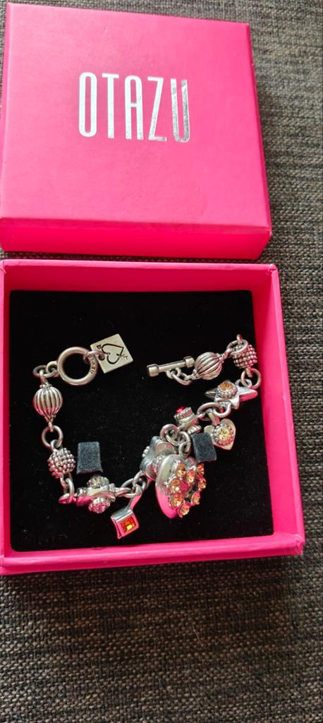 Otazu bedelarmband met kristallen en bedels, Overige materialen, Zo goed als nieuw, Zilver, Met bedels of kralen