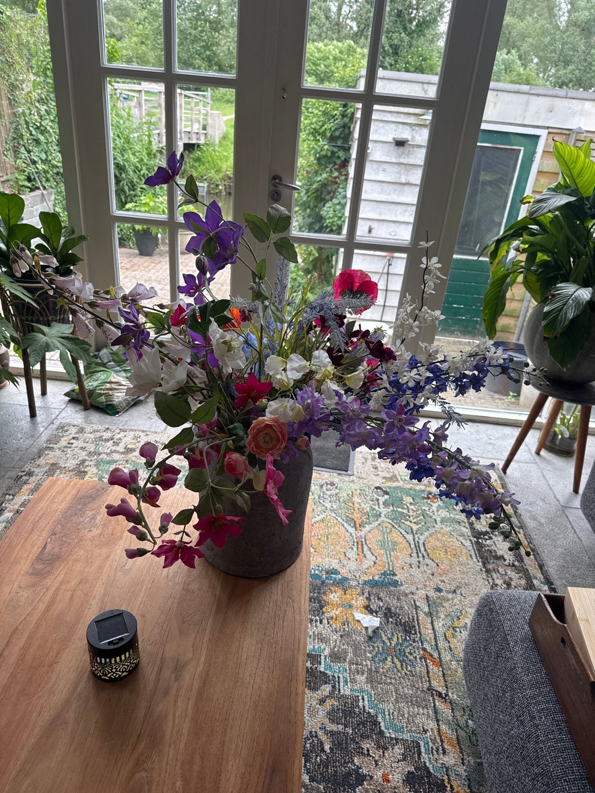 Zijden bloemen in zware betonnen pot/vaas, Huis en Inrichting, Woonaccessoires | Vazen, Steen, Overige kleuren, Ophalen of Verzenden