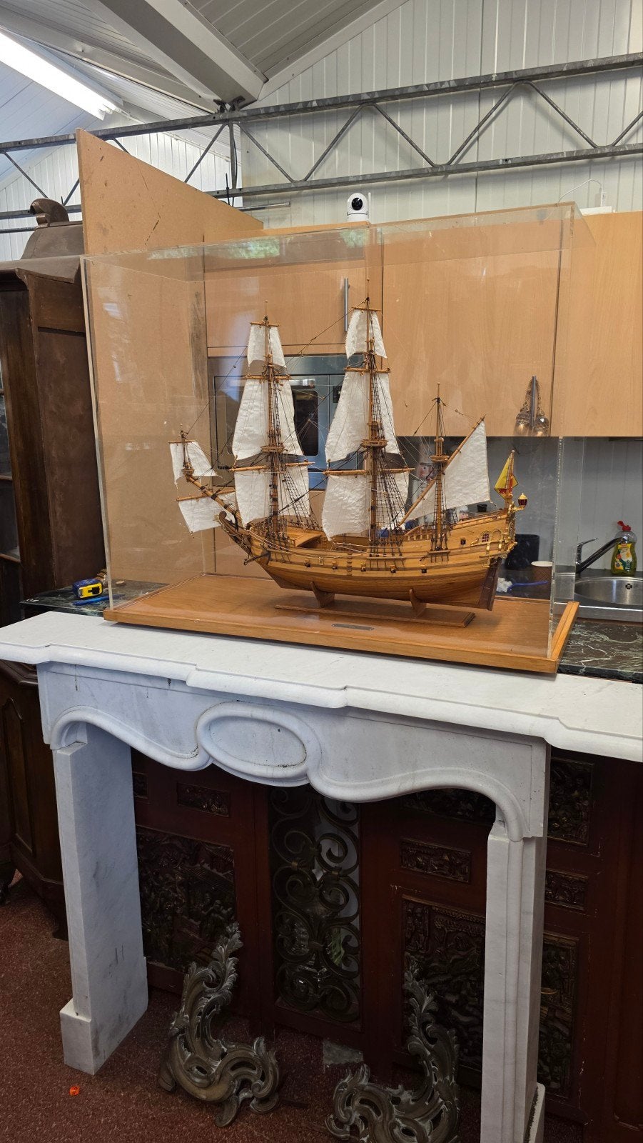 Zeer groot modelschip in kast
