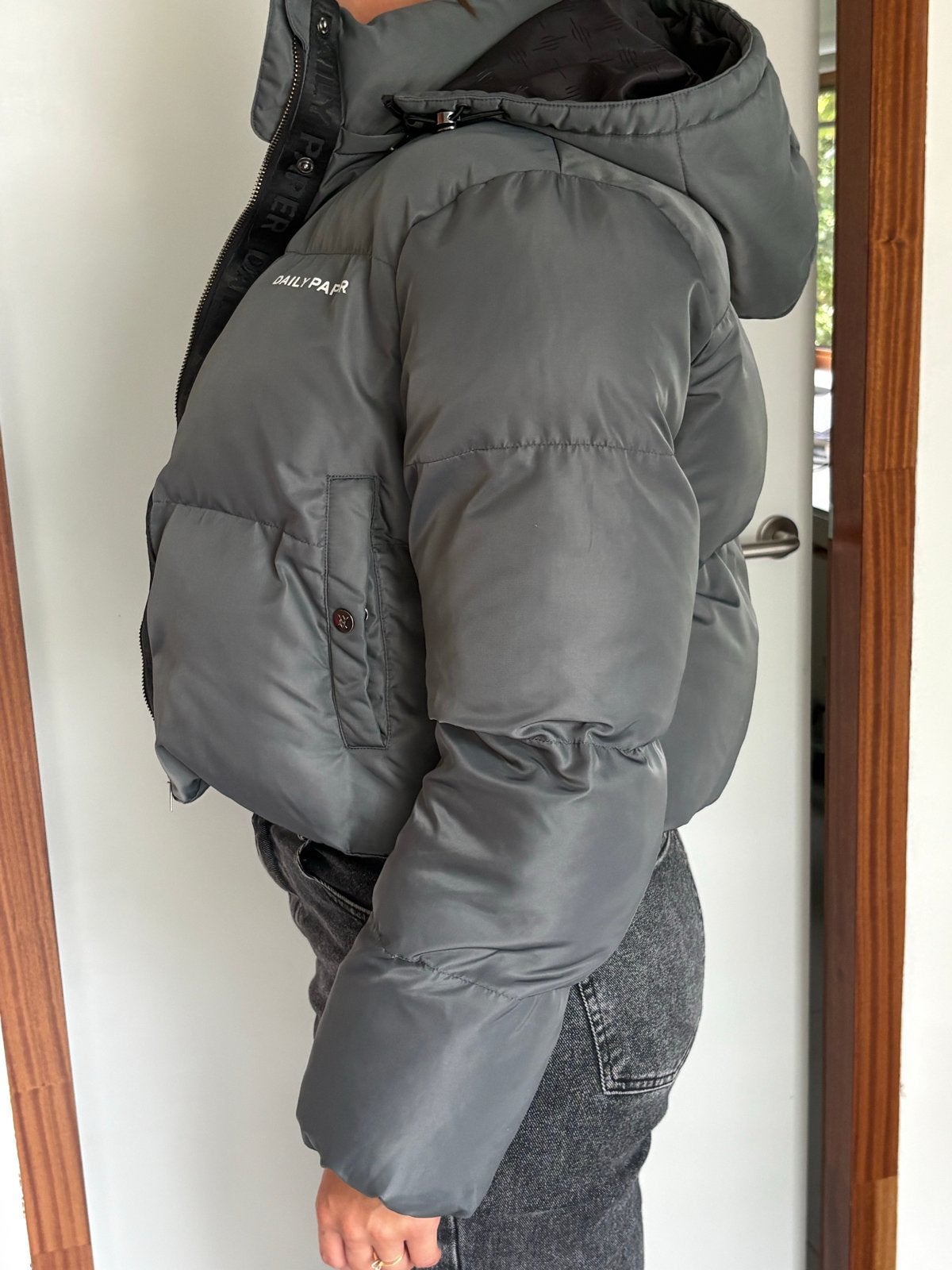 Daily Paper cropped puffer jacket, Kleding | Dames, Jassen | Winter, Ophalen of Verzenden, Zo goed als nieuw, Maat 38/40 (M), Grijs