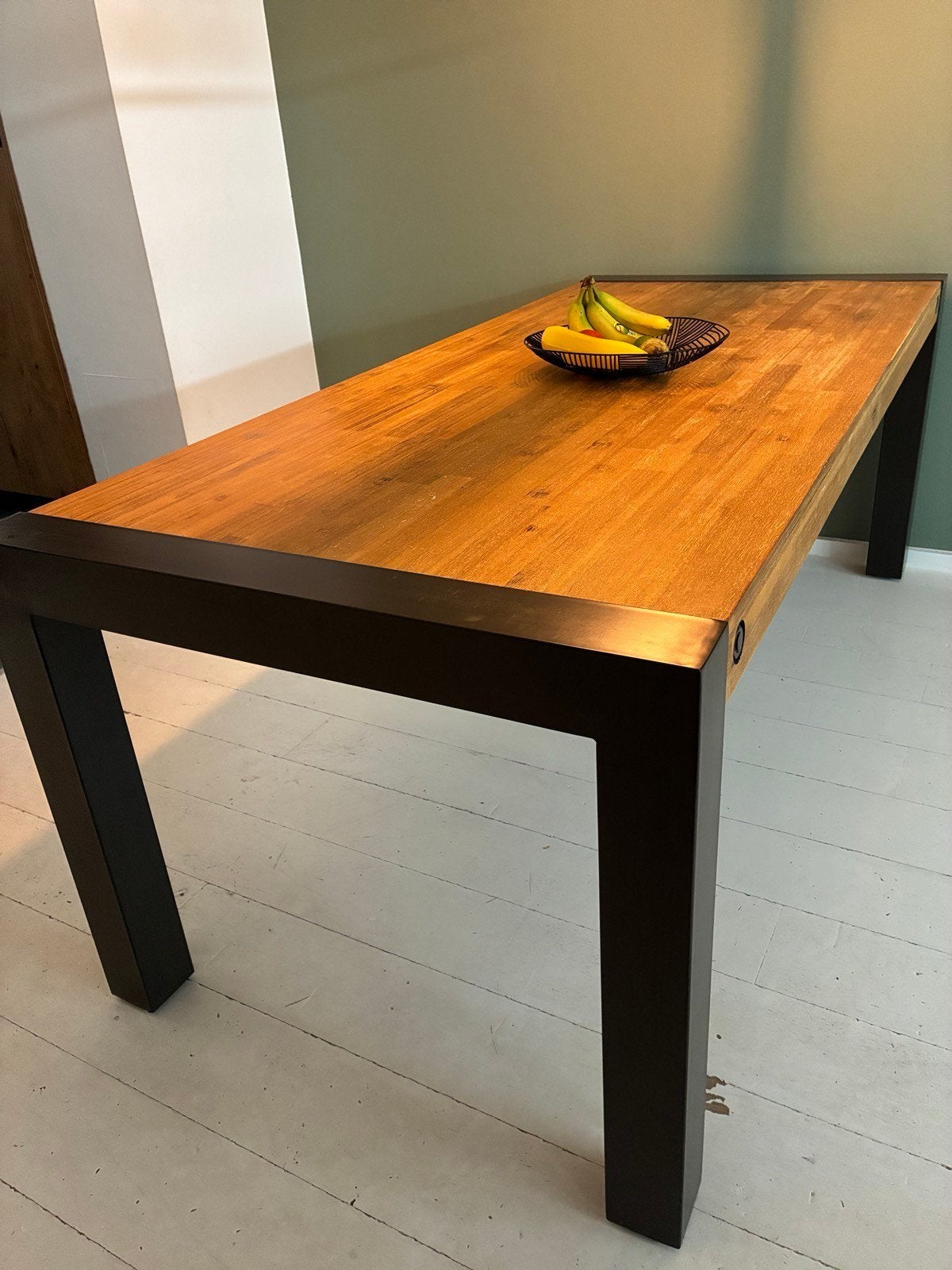Robuuste houten eettafel met metalen onderstel, Gebruikt, Industrieel, Modern, 50 tot 100 cm, Vijf personen of meer