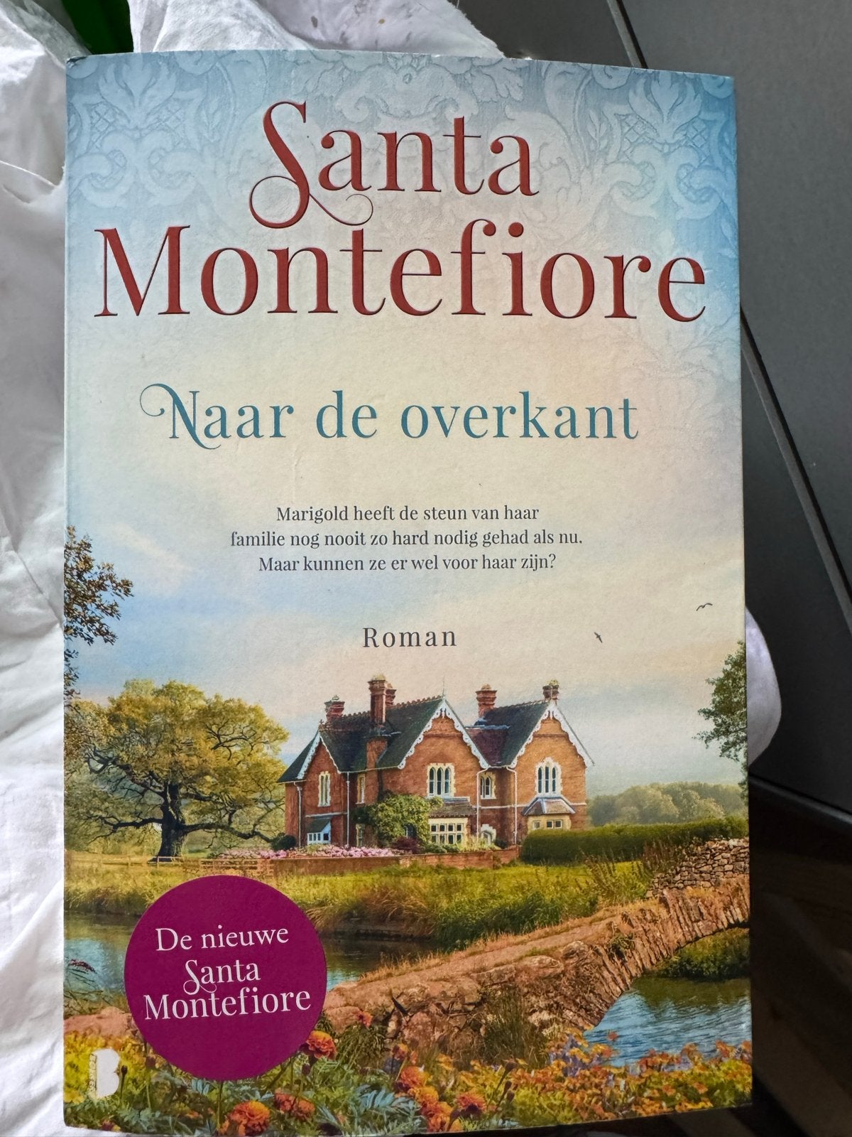 Santa Montefiore - Naar de overkant (Roman), Boeken, Romans, Ophalen of Verzenden, Zo goed als nieuw, Europa overig