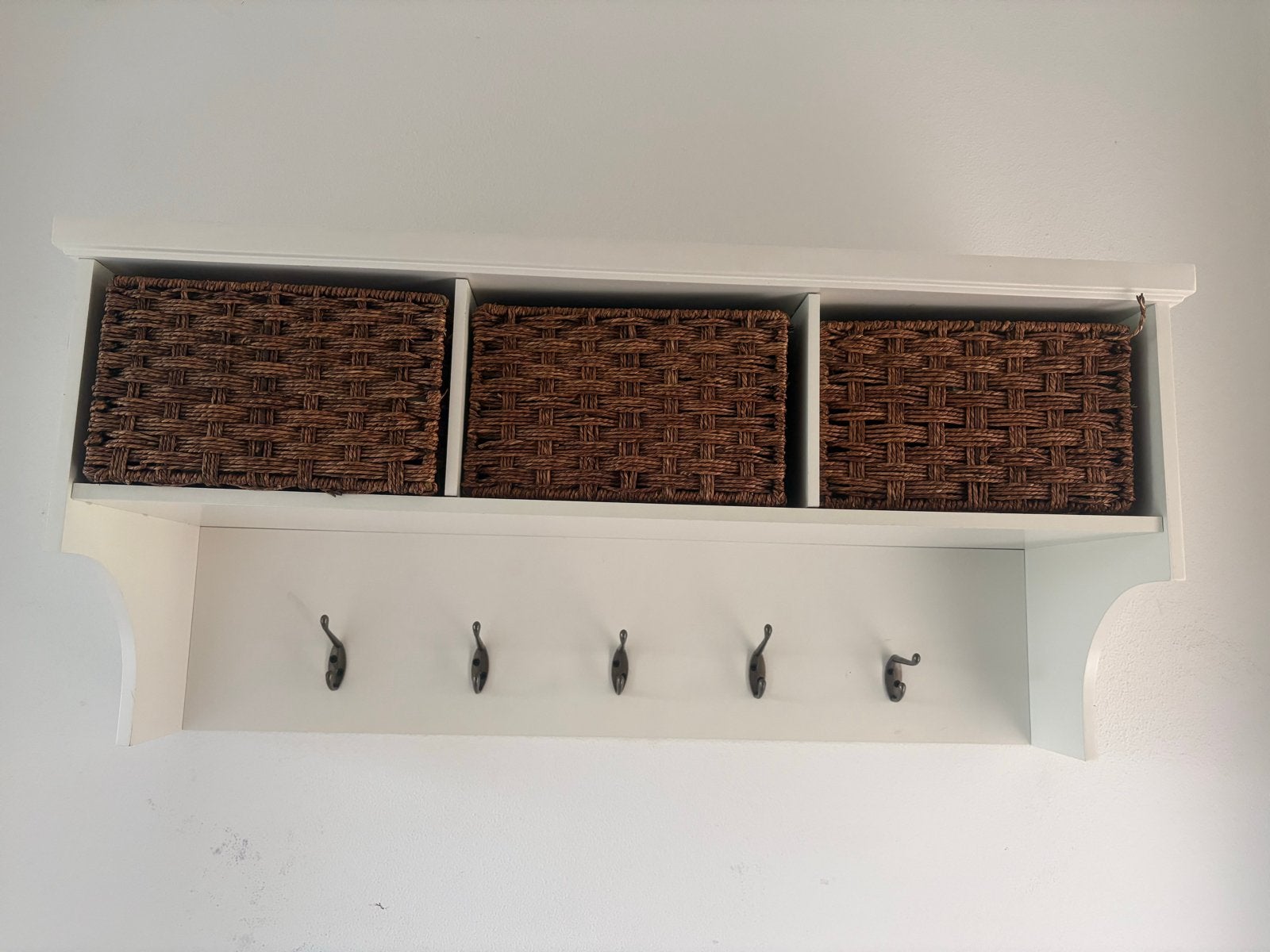 Witte wandkapstok met rieten manden, Huis en Inrichting, Wandkapstok, Gebruikt, Ophalen of Verzenden, Minder dan 100 cm