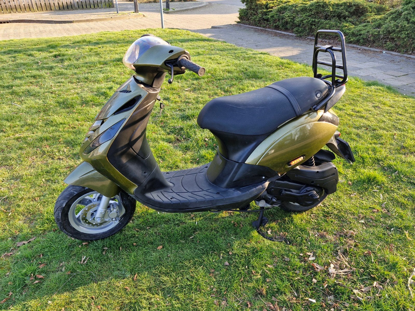 piaggio zip op brom, Fietsen en Brommers, Scooters | Piaggio, Ophalen, Maximaal 45 km/u, Zip, Zo goed als nieuw