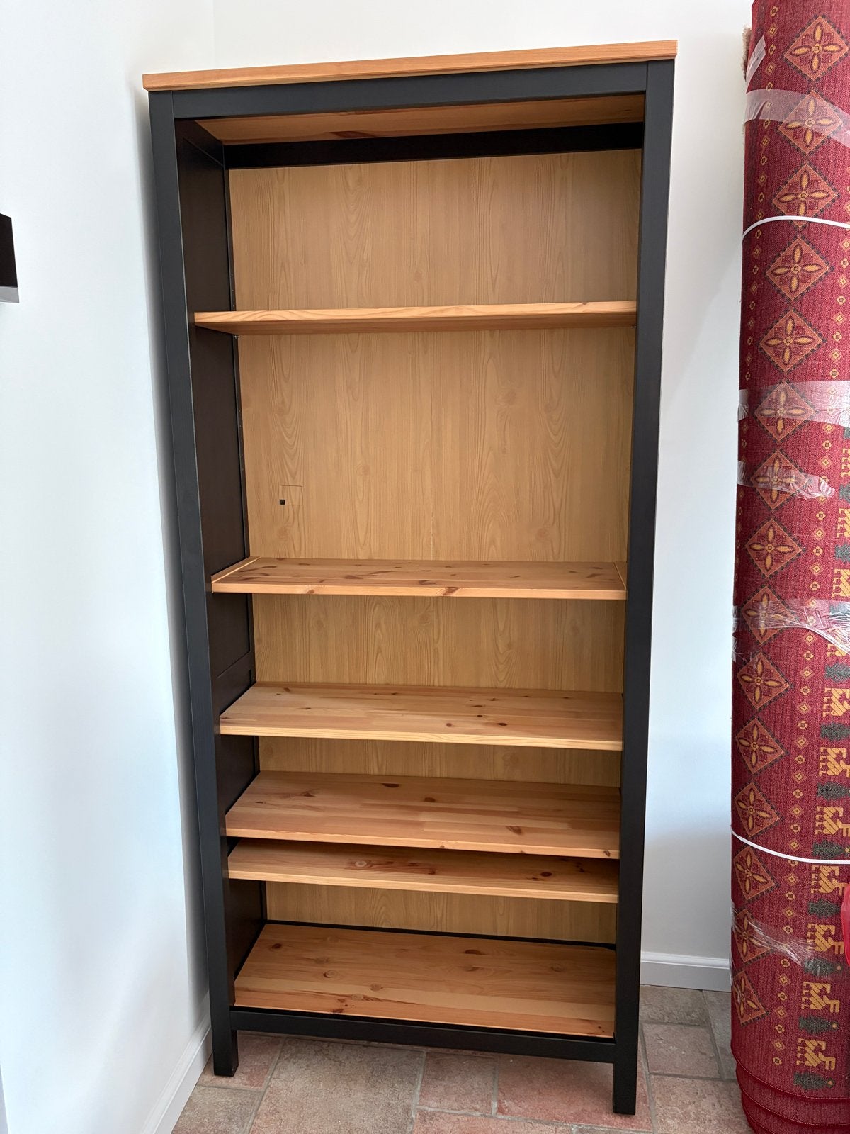 Ikea zwarte boekenkast, Ophalen, Met plank(en), Gebruikt, 50 tot 100 cm