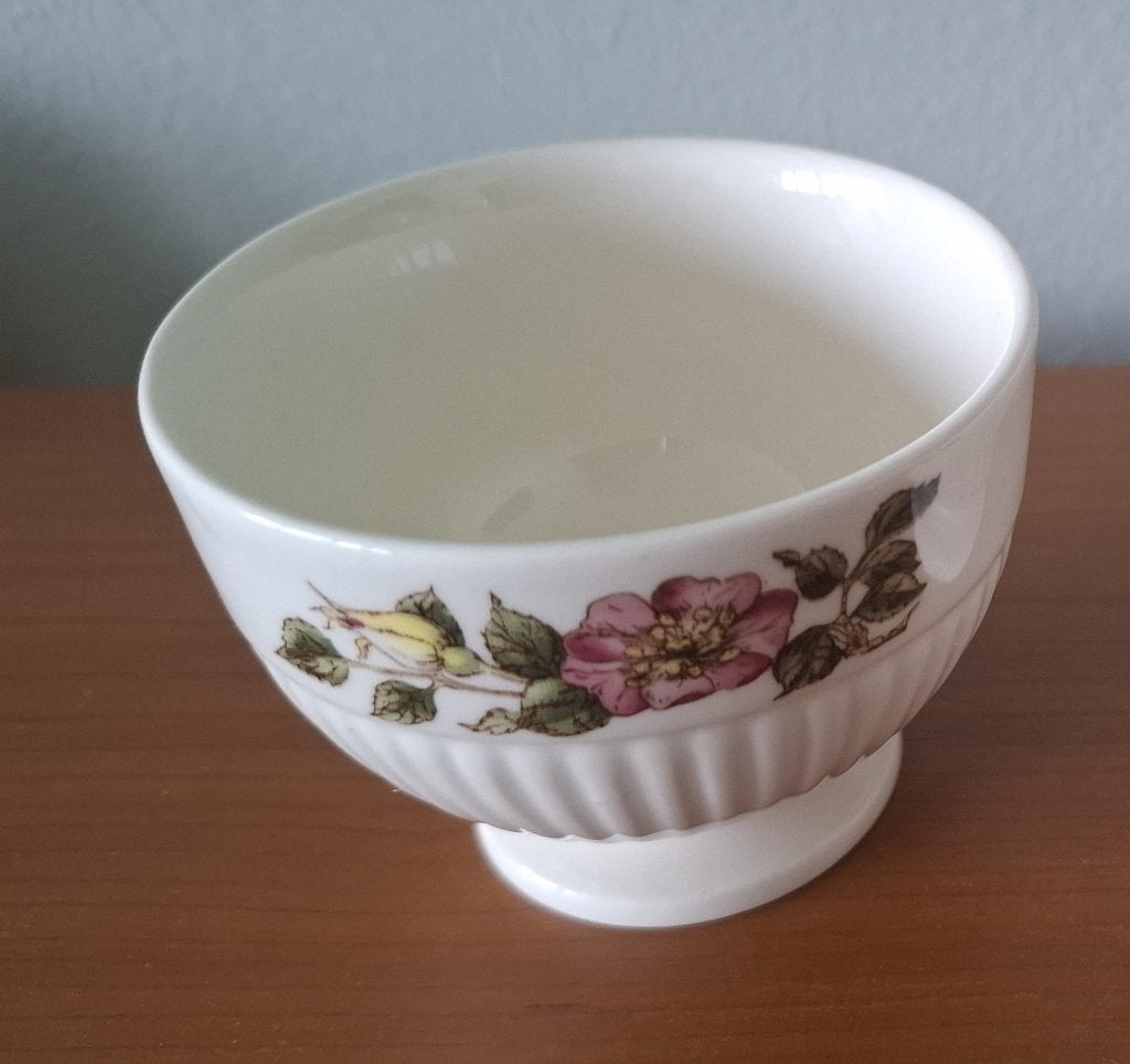 Twee kommetjes, suikerpotjes, WEDGWOOD Briar Rose, Klassiek, Ophalen of Verzenden, Zo goed als nieuw, Kom(men)