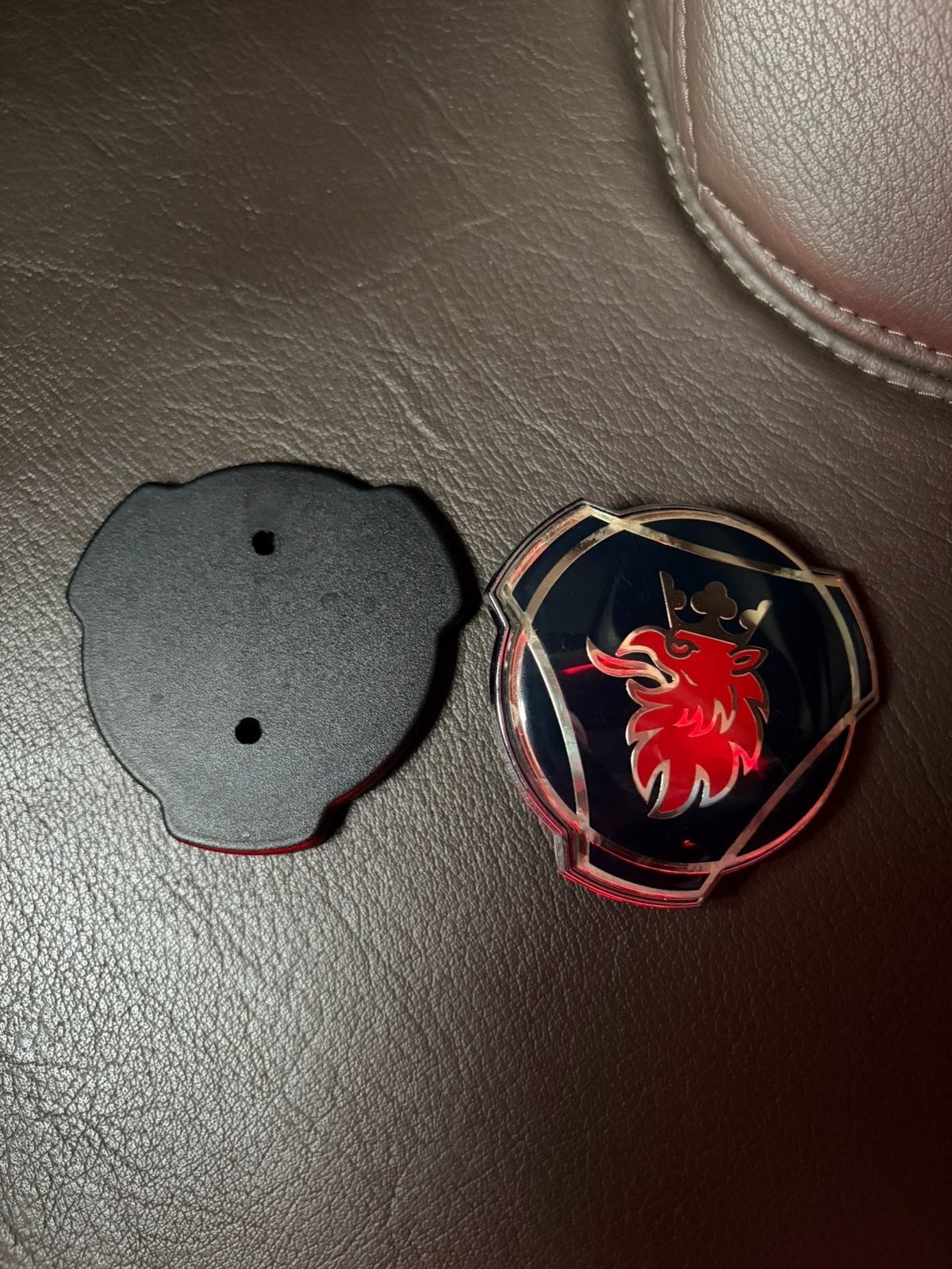 Scania embleem met gebruiksporen., Ophalen of Verzenden, Scania