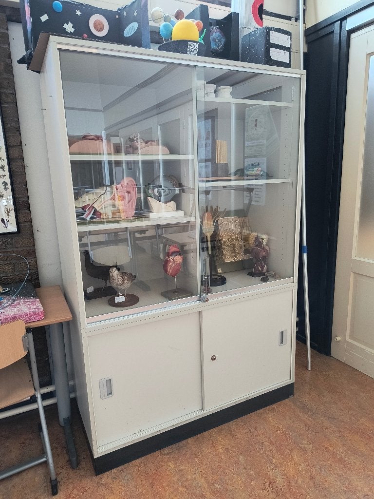 Gratis twee vitrinekasten (locatie Arnhem), Huis en Inrichting, Kasten | Vitrinekasten, Ophalen, 100 tot 150 cm, Glas, 150 tot 200 cm