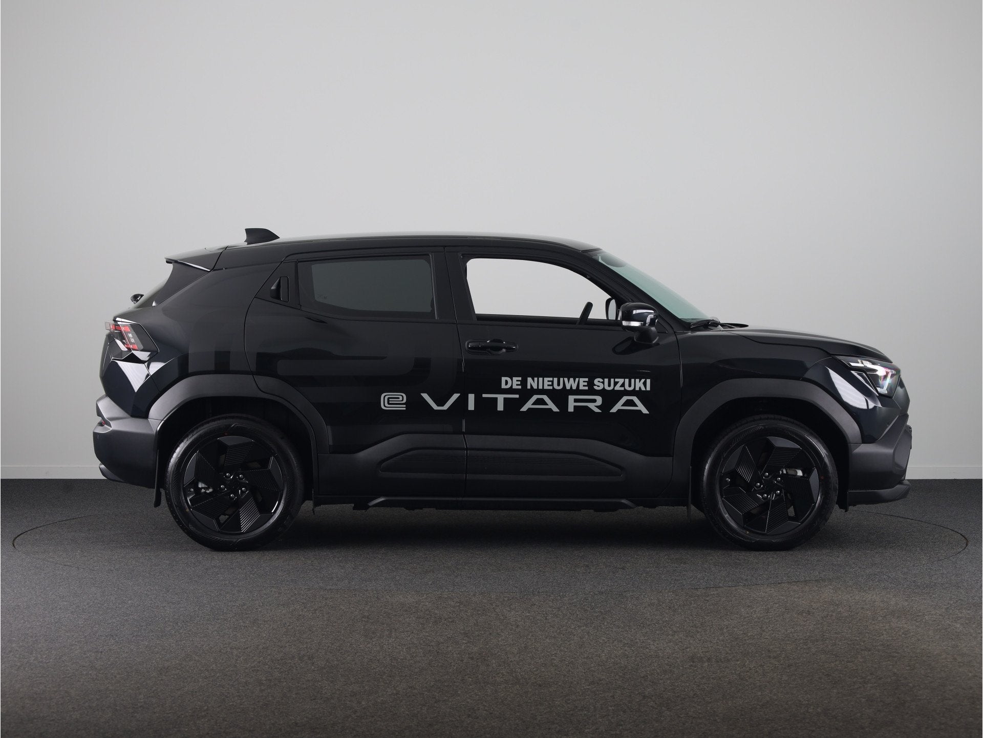 Suzuki e Vitara Select 61 kWh *DEMO* Demo Accessoire Pakket, Auto's, Stof, 44 min, Zwart, Origineel Nederlands