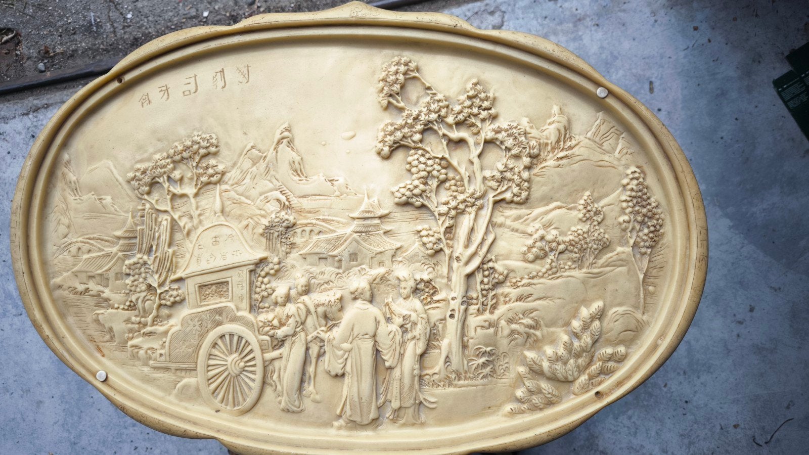 Decoratieve bijzettafel met oosters reliëf en drakenpoot, Ophalen of Verzenden