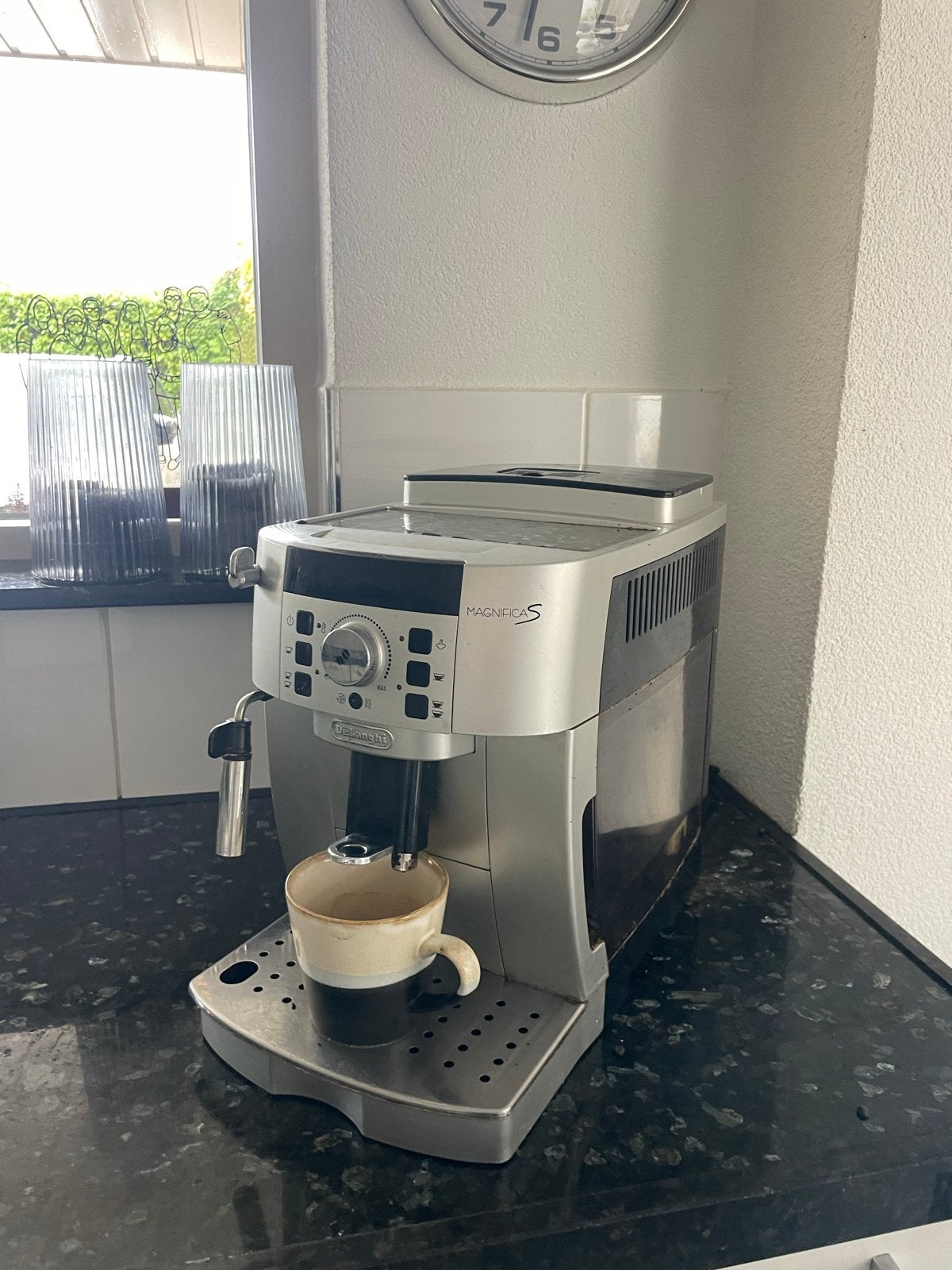 DeLonghi Magnifica S volautomatische espressomachine, Witgoed en Apparatuur, Koffiezetapparaten, Stoompijpje, Gebruikt, Espresso apparaat