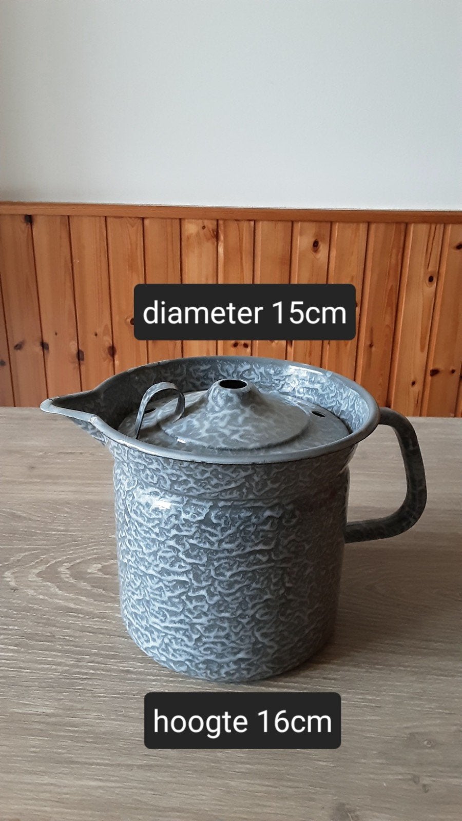 EMAILLE GRIJSGEWOLKTE MELKKOKER EN VERGIET., Ophalen of Verzenden