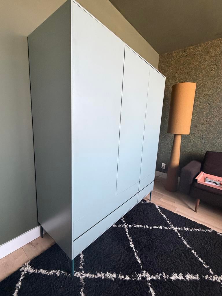 Made dot com Design Kledingkast - Grijsblauw/Groen, Huis en Inrichting, Ophalen, Overige materialen, Zo goed als nieuw, Met lade(s)