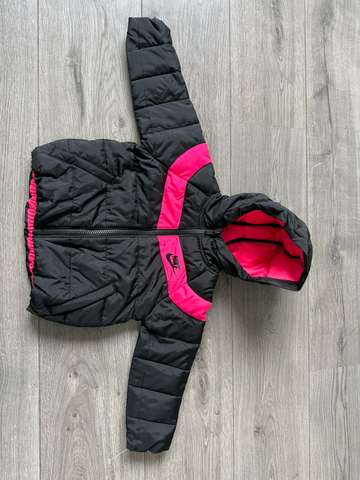 Nike kinderjas zwart maat 80/86, Kinderen en Baby's, Verzenden, Zo goed als nieuw, Jongetje of Meisje, Pakje