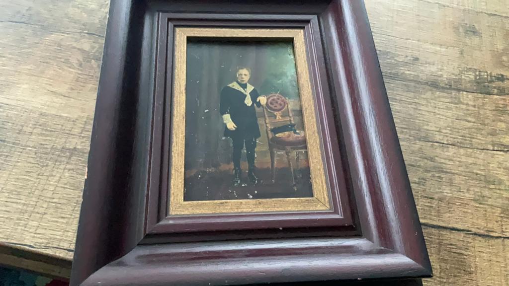 Jongen met stoel, Ophalen of Verzenden