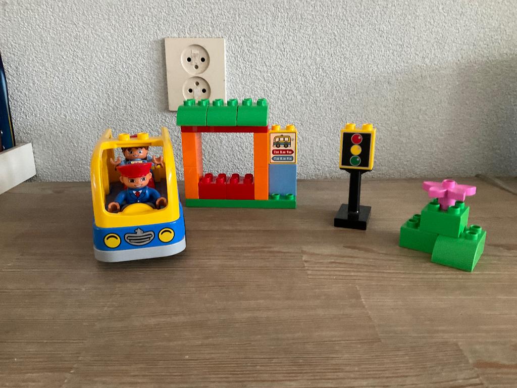 Duplo schoolbus 10528 € 6,50, Kinderen en Baby's, Speelgoed | Duplo en Lego, City, Ophalen of Verzenden, Zo goed als nieuw, Compleet