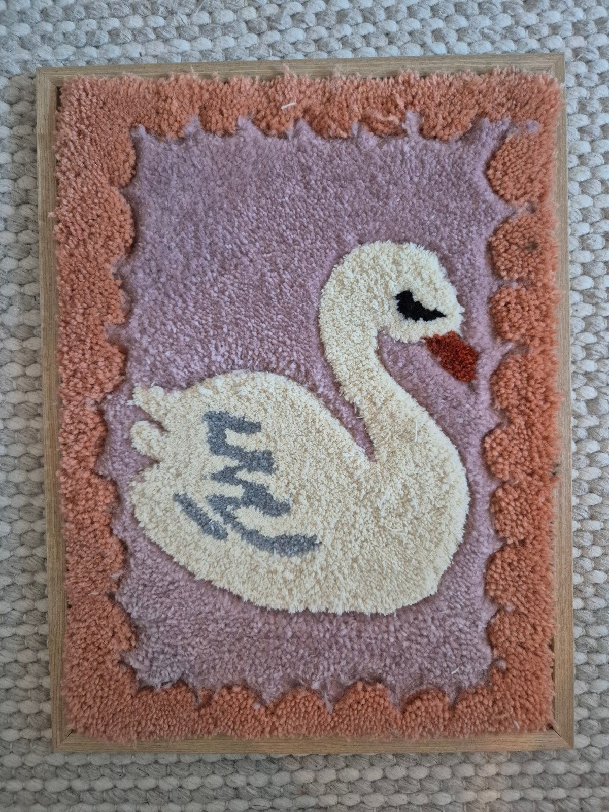 Handgemaakt Tuftwerk Wandkleed Zwaan 30x40 cm, Huis en Inrichting, Meerkleurig, Overige stijlen, Nieuw, Ophalen of Verzenden