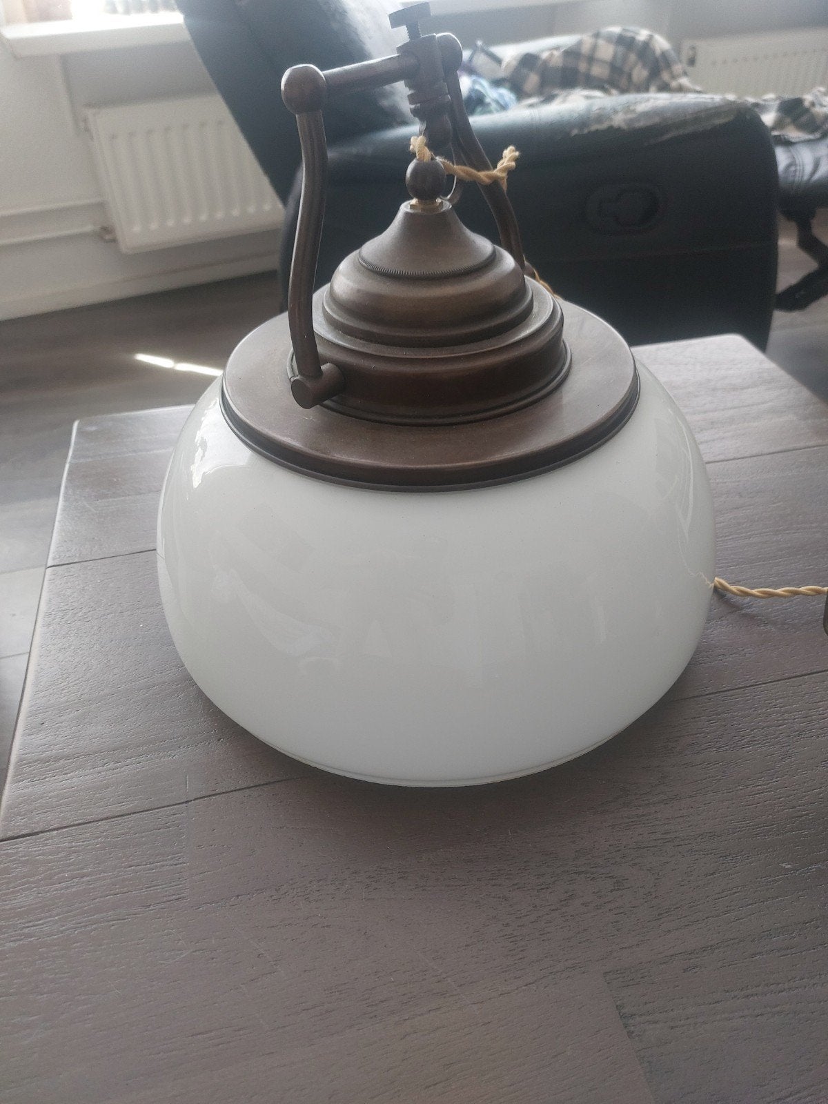 Vintage hanglamp met opalen glazen kap en messing armatuur, Ophalen, Gebruikt, Vintage, Klassiek, E27 (groot)