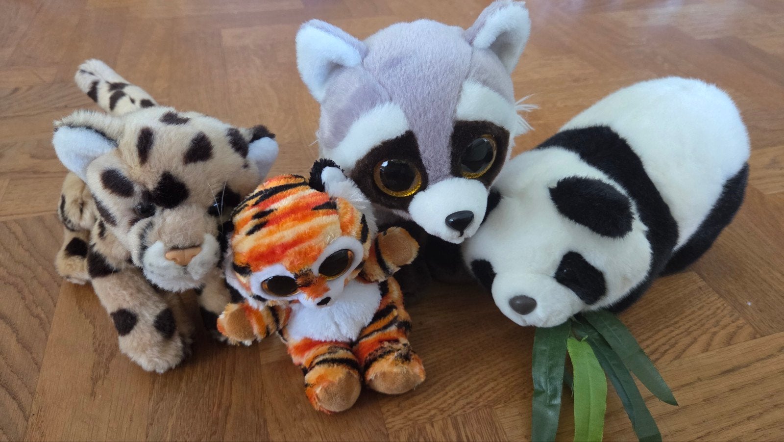 Leuke knuffels: wasbeer, tijger, luipaard en panda, Overige karakters, Grijs, Ophalen of Verzenden, Middelgroot (20 tot 80 cm)