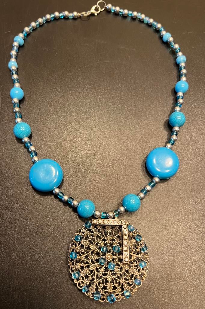 Antieke filigraan gesp hanger aan mooie turquoise ketting, Ophalen of Verzenden, Overige materialen, Ketting